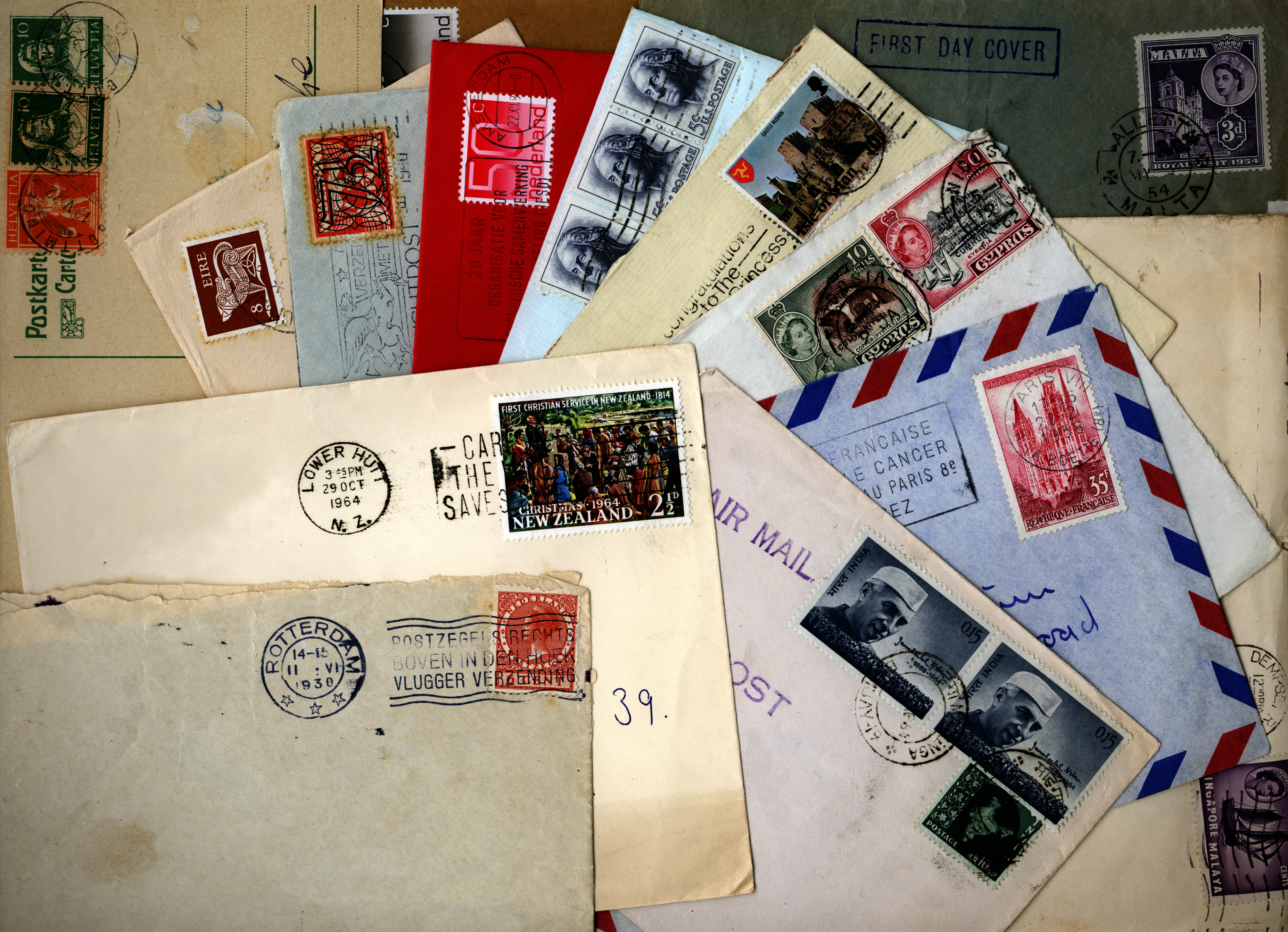 Fin du timbre rouge à La Poste : Combien ça coûte d'envoyer un courrier ?