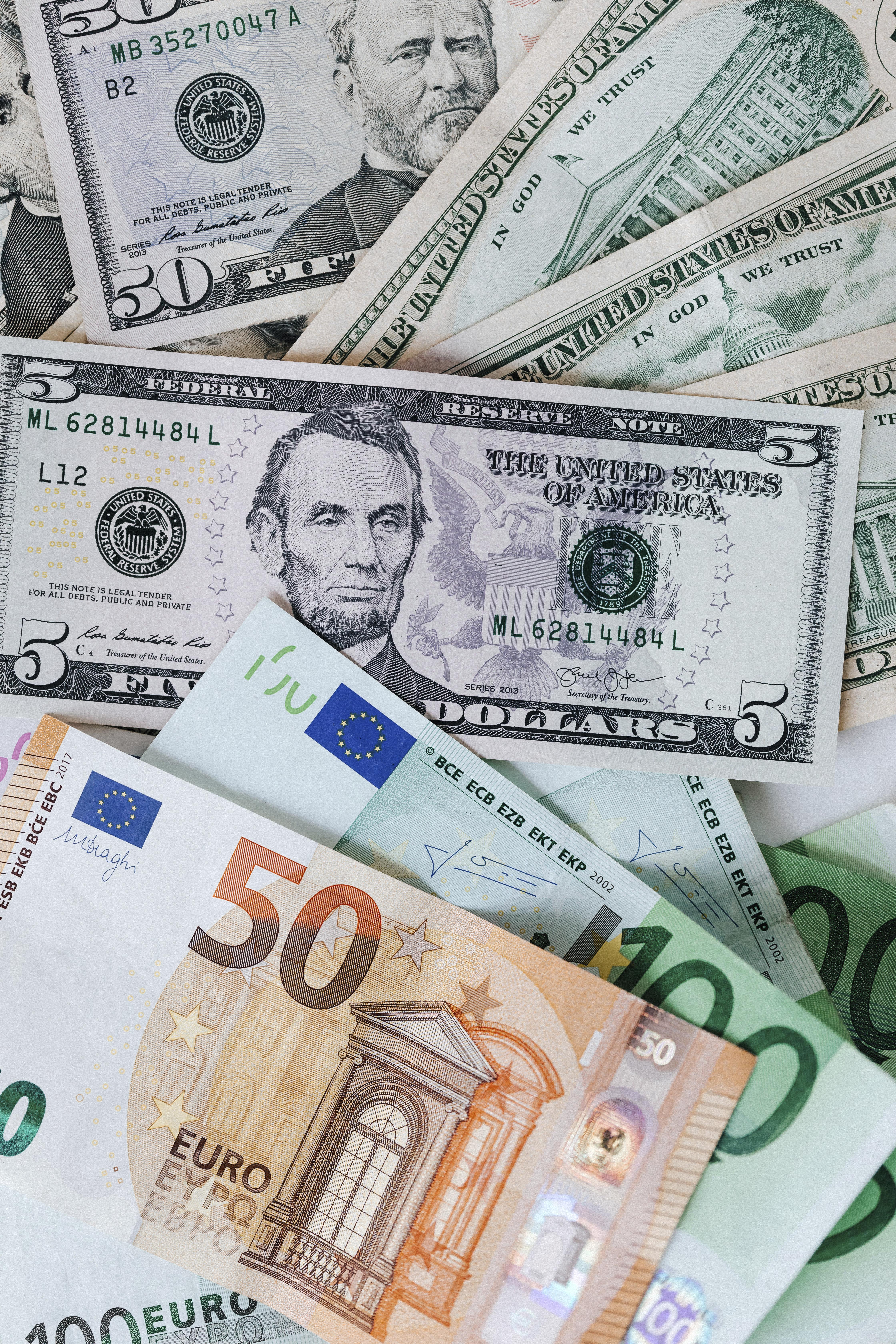Pourquoi l’euro est passé sous le dollar