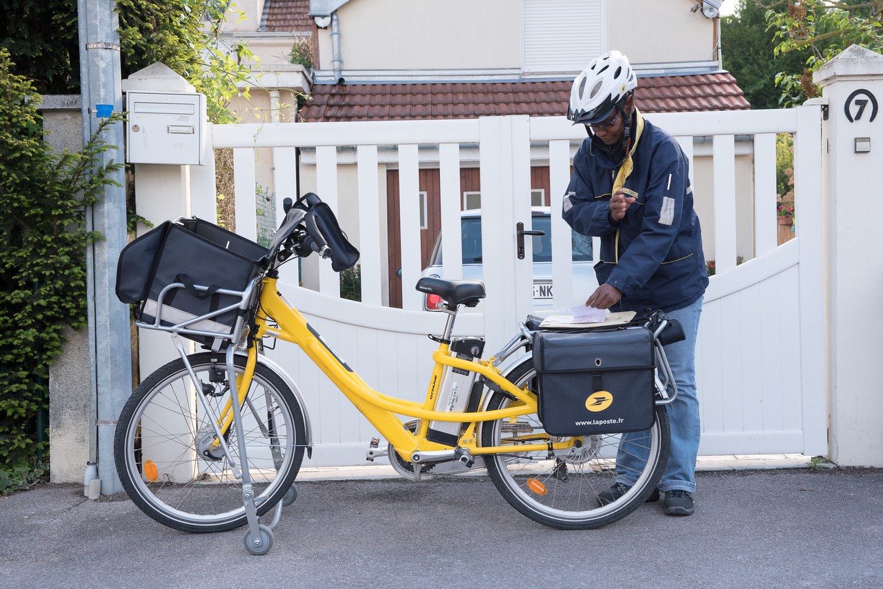 Tournée d’une factrice en vélo à assistance électrique, à Troyes. Photo : La Poste.
