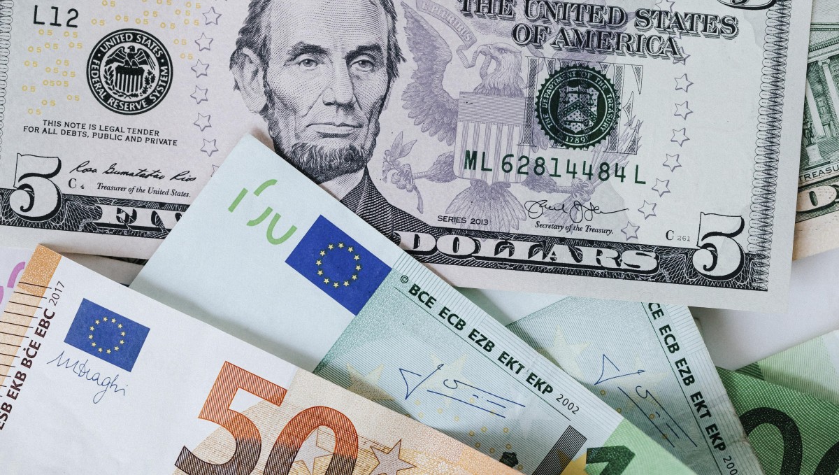Chute de l'euro face au dollar : pourquoi c'est une mauvaise nouvelle pour l'économie  française