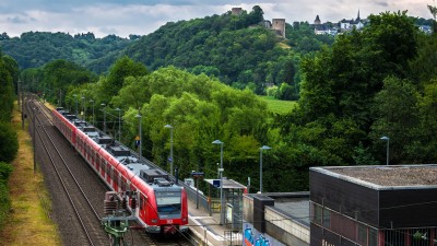 Pour accélérer sa transition écologique, l’Allemagne surtaxe l’avion ET baisse le prix du train.