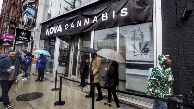 Au Canada, le cannabis illégal fait de la résistance