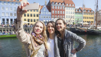 Danemark : un salaire étudiant, « utile pendant la crise sanitaire » pour éviter la précarité