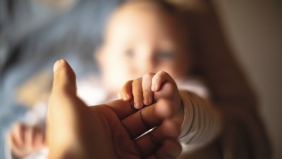 Congé paternité obligatoire, un outil pour mettre les parents à égalité