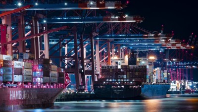 [DATA] Cargos, terminaux, ports: le transport maritime se privatise à toute vitesse