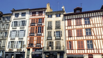 Mal-logement et offre limitée, le Pays Basque symbole du logement français