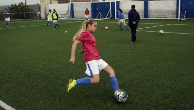 Pourquoi les filles pratiquent moins le foot que les garçons ?