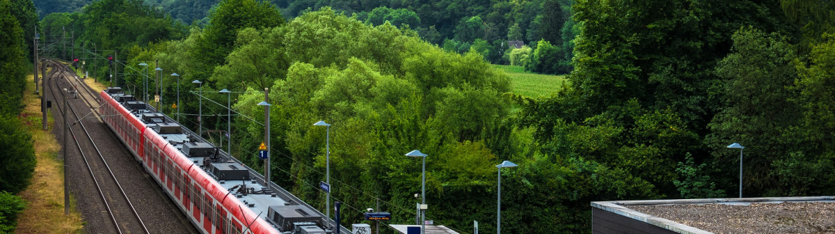 Pour accélérer sa transition écologique, l’Allemagne surtaxe l’avion ET baisse le prix du train.
