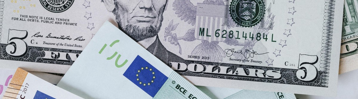 Pourquoi l’euro est passé sous le dollar
